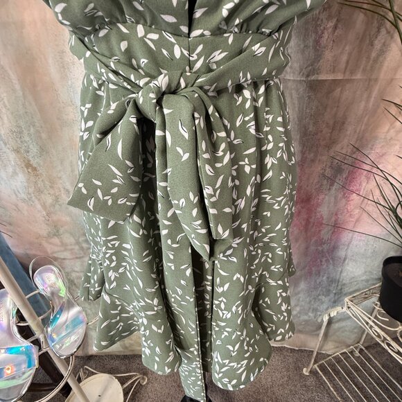 📌Twenty Ten Wear It Your Way Sexy Flirty Floral Romper with Beautiful Backside - Picture 6 of 16